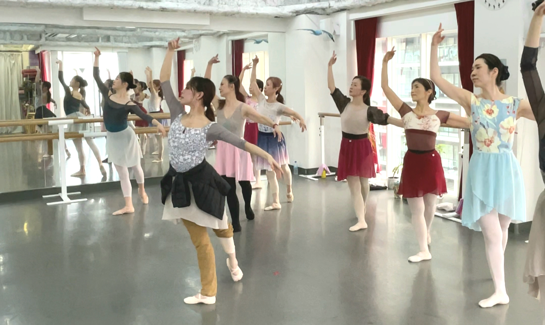 体が硬い大人も安心。少人数制で丁寧に教えるバレエ・ジャズダンスの基礎クラス風景